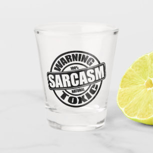 Warnender giftiger Sarkasmus Schnapsglas