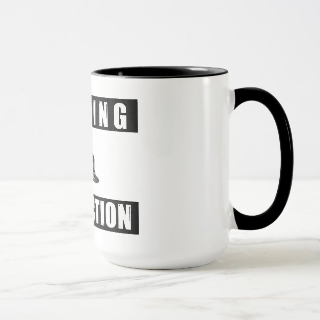 warnendes DJ in der Aktion höhlen die djing Tasse (Rechts)