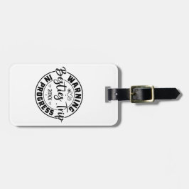 Warning Besties Trip in Progress Black on White Gepäckanhänger