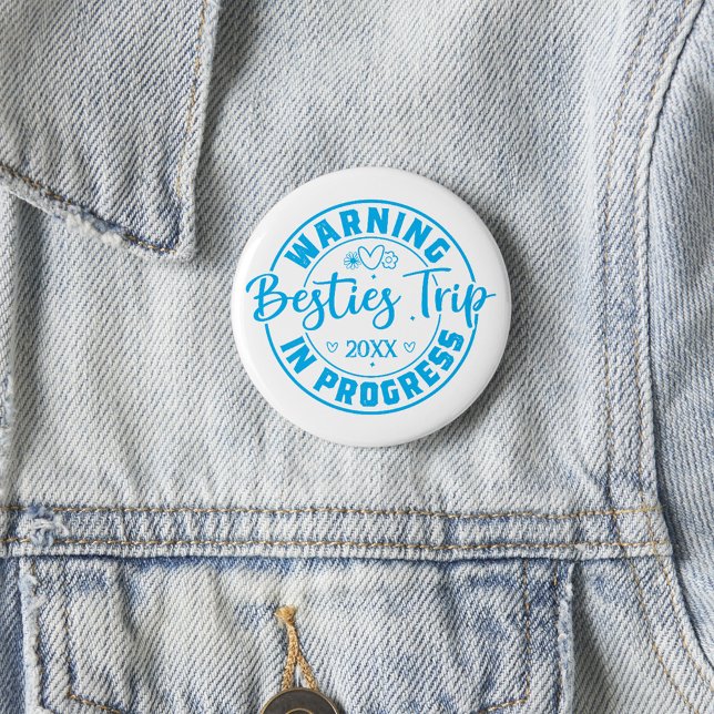 Warning Besties Trip in Progress Blue on White Button (Von Creator hochgeladen)