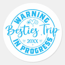 Warning Besties Trip in Progress Blue on White Runder Aufkleber