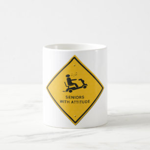 Warnschild Mobilität Scooter. Senioren mit Attitü Kaffeetasse