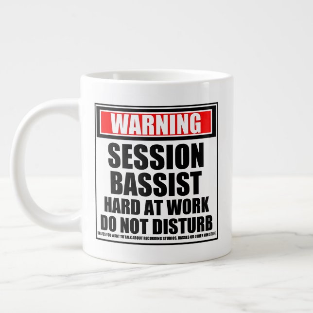 Warnsitzungsbassist bei der Arbeit Jumbo-Tasse (Links)
