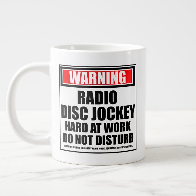 Warnung bei Radio Disk Jockey Hard at Work Jumbo-Tasse (Links)