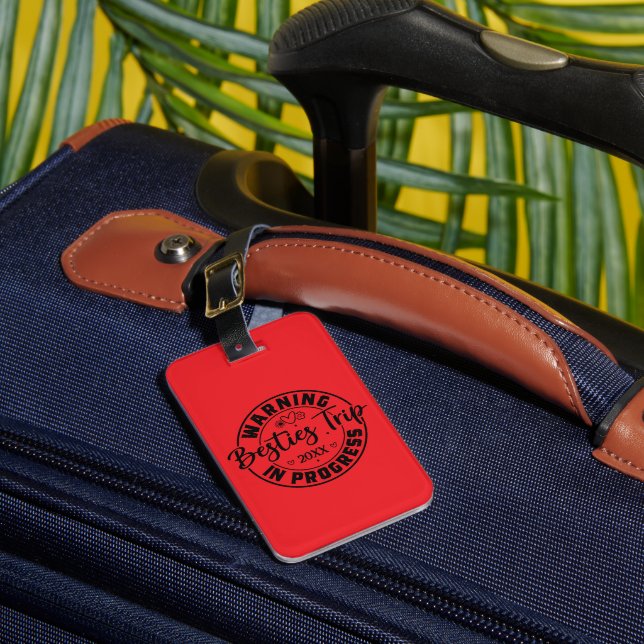 Warnung Besties Trip in Progress Black on Red Gepäckanhänger (Vorderseite Insitu 1)