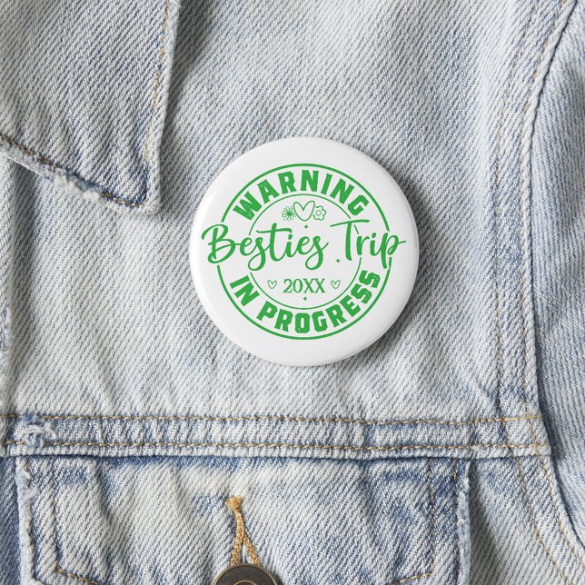 Warnung Besties Trip in Progress Green on White Button (Von Creator hochgeladen)