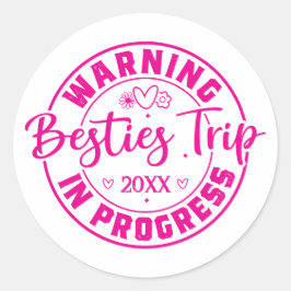 Warnung Besties Trip in Progress Magenta on White Runder Aufkleber