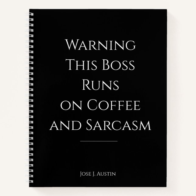 Warnung: Der Boss läuft auf Kaffee und Sarcasm Notizbuch (Vorderseite)