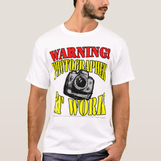 Warnung! Fotograf bei der Arbeit! T-Shirt