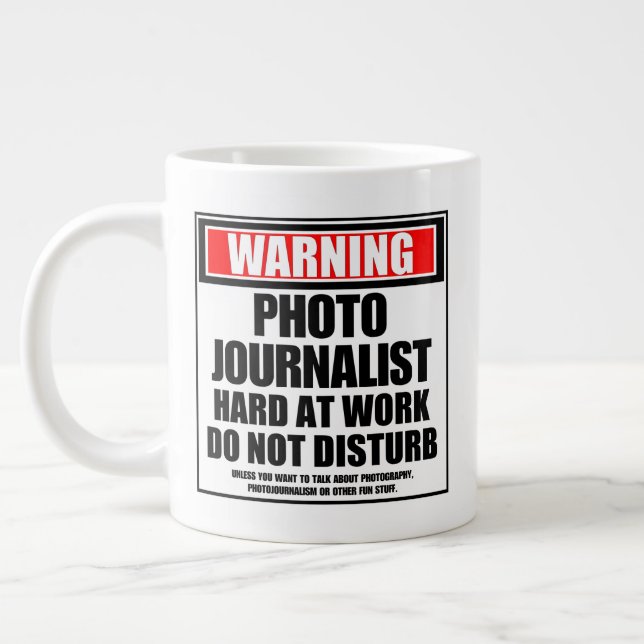 Warnung Fotojournalist hart am Arbeitsplatz Jumbo-Tasse (Links)