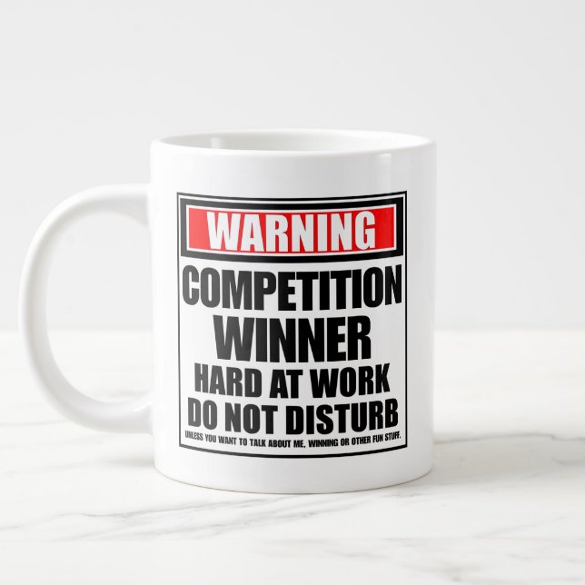 Warnung: Gewinner hart am Arbeitsplatz Jumbo-Tasse (Links)