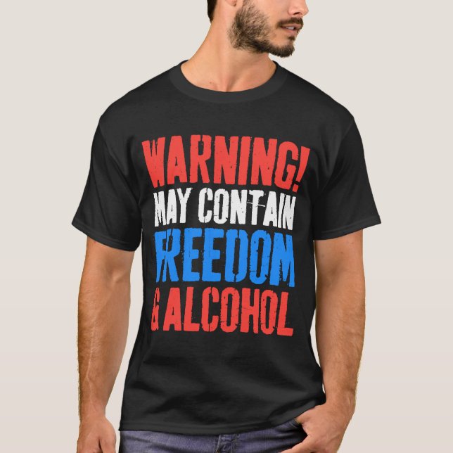 Warnung kann Freiheit und Alkohol 4. Ju enthalten T-Shirt (Vorderseite)