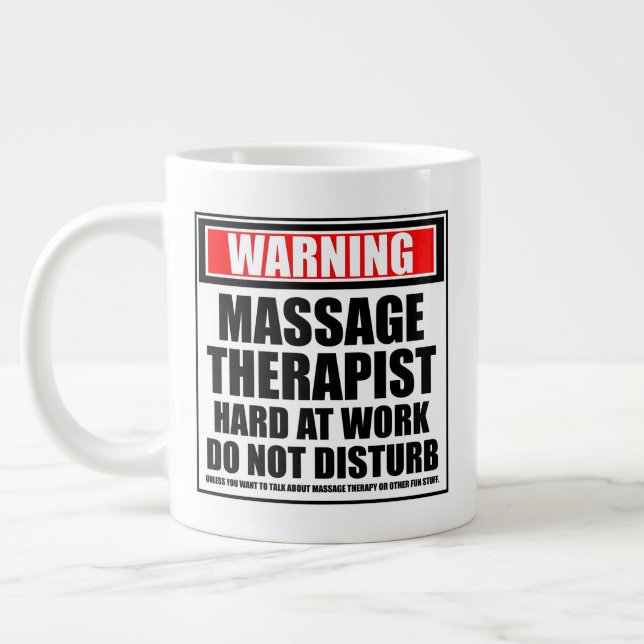 Warnung Massagetherapeut hart am Arbeitsplatz Jumbo-Tasse (Links)
