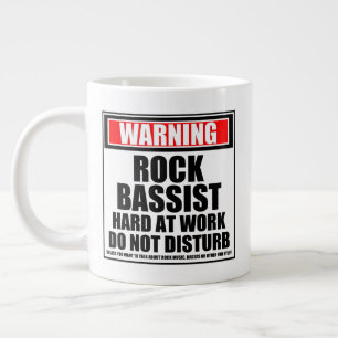 Warnung von Rock-Bassist bei der Arbeit stört nich Jumbo-Tasse