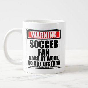 Warnung vor einem Fußballfan bei der Arbeit stört Jumbo-Tasse