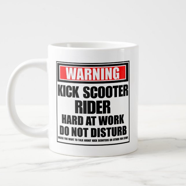 Warnung vor "Kick Scooter Rider Hard at Work" Jumbo-Tasse (Links)