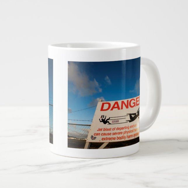 Warnzeichen nahe Flughafen St. Maarten, Jumbo-Tasse (Vorderseite Rechts)