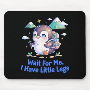 Warte auf den Pinguin mit kleinen Beinen beim Wand Mousepad