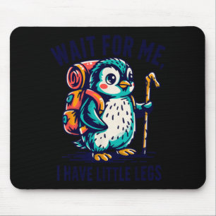 Warte auf den Pinguin mit kleinen Beinen beim Wand Mousepad