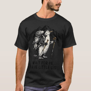Warte auf mich, ich habe kleine Beine Pinguin Wand T-Shirt