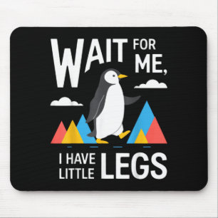 Warte auf Pinguin mit kleinen Beinen beim Wandern Mousepad