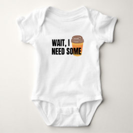 Warte, ich brauche Kaffee - Funny Coffee Cup Angeb Baby Strampler