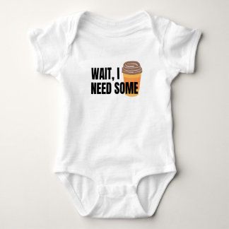 Warte, ich brauche Kaffee - Funny Coffee Cup Angeb Baby Strampler
