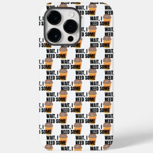 Warte, ich brauche Kaffee – Lustiges Kaffee-Tassen Case-Mate iPhone 14 Pro Max Hülle