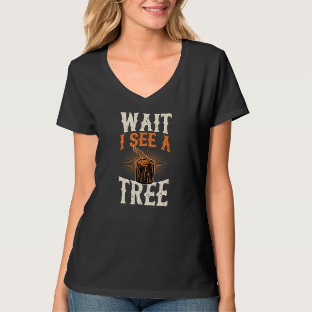 Warte, ich sehe einen Baumstumpf mit Axt  Holzfäll T-Shirt (Vorderseite)