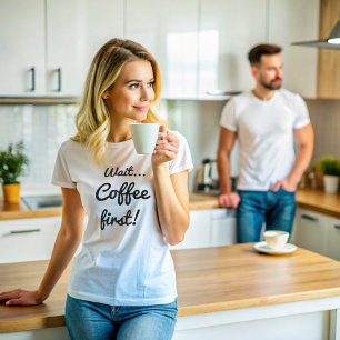 Warte Kaffee zuerst Lustige Aussage mit weißem Tex T-Shirt