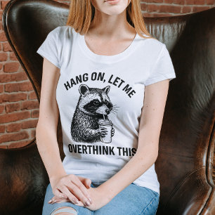 Warte, Lass Mich Das Überdenken Lustiges Waschbär- T-Shirt