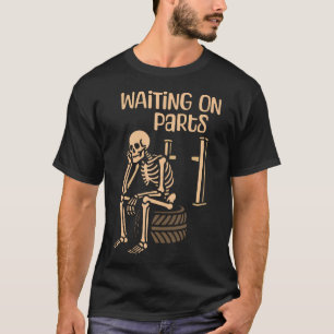 Warten auf Teile Lustiges Skelett Auto Mechaniker T-Shirt