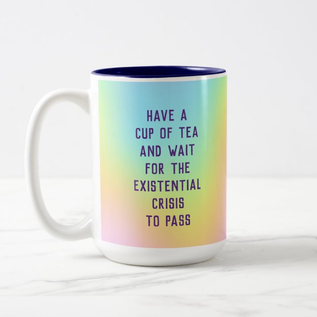 "Warten Sie, bis die existente Krise vorbei ist" Zweifarbige Tasse (Links)