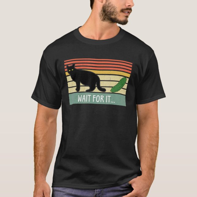 Warten Sie, bis es Cat Cumcomber Pickle für Katze T-Shirt (Vorderseite)