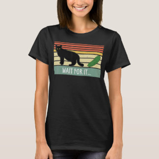 Warten Sie, bis es Cat Cumcomber Pickle für Katze T-Shirt