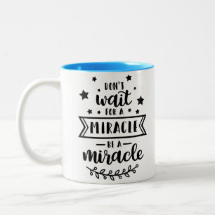 Warten Sie nicht, bis ein Wunder ein Wunder ist Zweifarbige Tasse