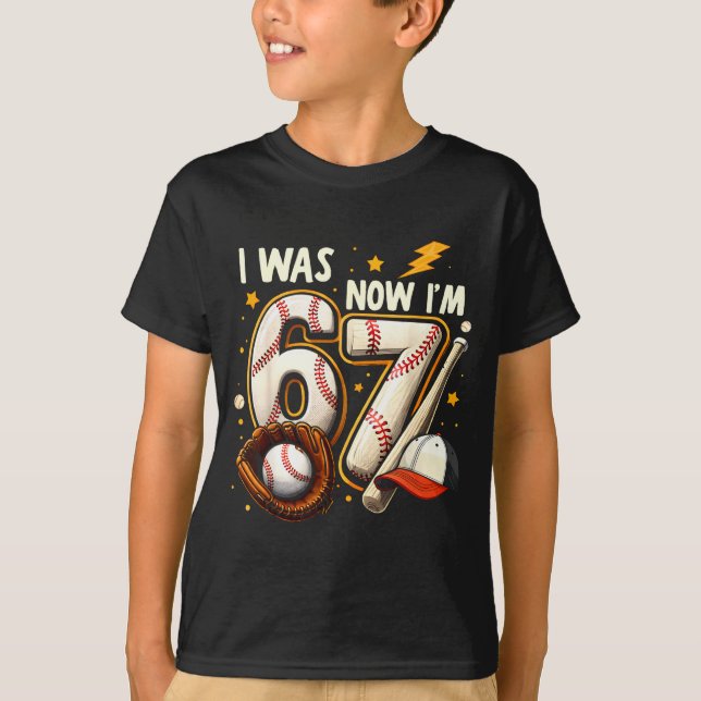 Was 6 7 birthday boy baseball funny 6 7 meme kids T-Shirt (Vorderseite)