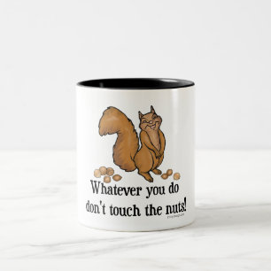 Was auch immer Sie tun, nicht tun Touch die Nüsse! Zweifarbige Tasse
