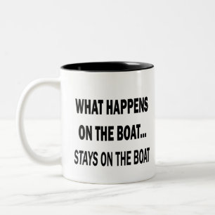 Was auf dem Boot geschieht, bleibe auf dem Zweifarbige Tasse