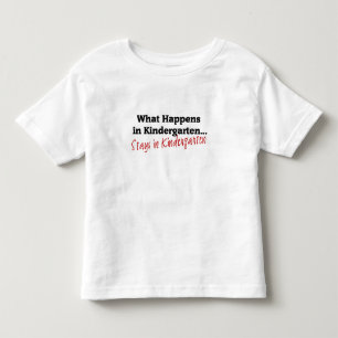 Was im Kindergarten geschieht Kleinkind T-shirt