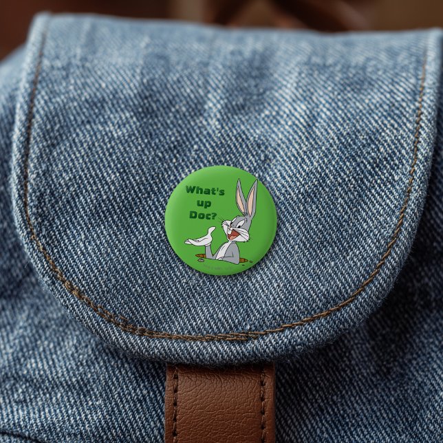 WAS IST LOS, DOC?™ BUGS BUNNY™ Kaninchenloch Button (Button on simulated bag)