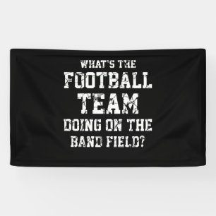 Was macht das Fußballteam auf dem Bandfeld? Banner