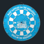 Was passiert auf dem Houseboat Dartboard mit Dartb Dartscheibe<br><div class="desc">Das perfekte Spielelement für Ihr Hausboot... Was auf dem Hausboot bleibe, ist auf der Hausboot-Dartboard! Text ist anpassbar. Klicken Sie einfach auf die Schaltfläche Personalisieren, um einfach zu einer anderen Phrase oder Familienname/Seename usw. zu wechseln. Dieses lustige und offizielle Dartboard macht das Hausboot zu einem großartigen Geschenk für die Hauswärmung...</div>