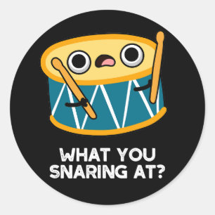 Was Sie bei der sonnigen Drummertrommel schnarchen Runder Aufkleber