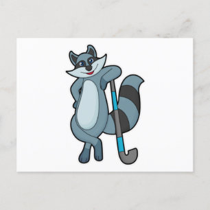 Waschbär beim Hockey mit Hockeyschläger Postkarte