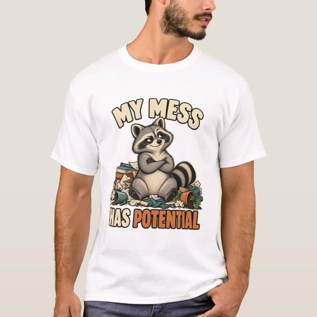 Waschbär im Durcheinander – My Mess Has Potential T-Shirt (Vorderseite)