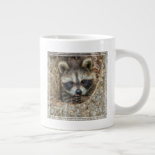 Waschbär in einer Baumhöhle geschmiegt Jumbo-Tasse