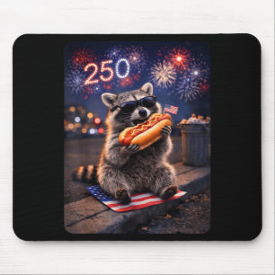 Waschbär mit Sonnenbrille isst Hotdog 4. Juli Mousepad