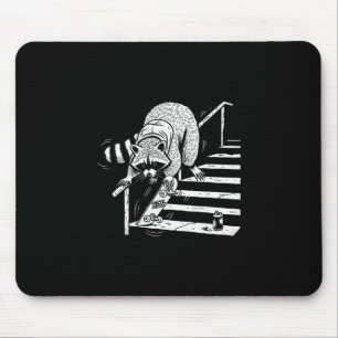 Waschbär Skateboardfahren auf Treppengeländer Mousepad