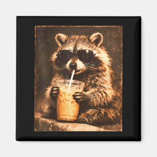 Waschbär trinkt eisgekühlten Kaffee im Vintage-Sti Magnet